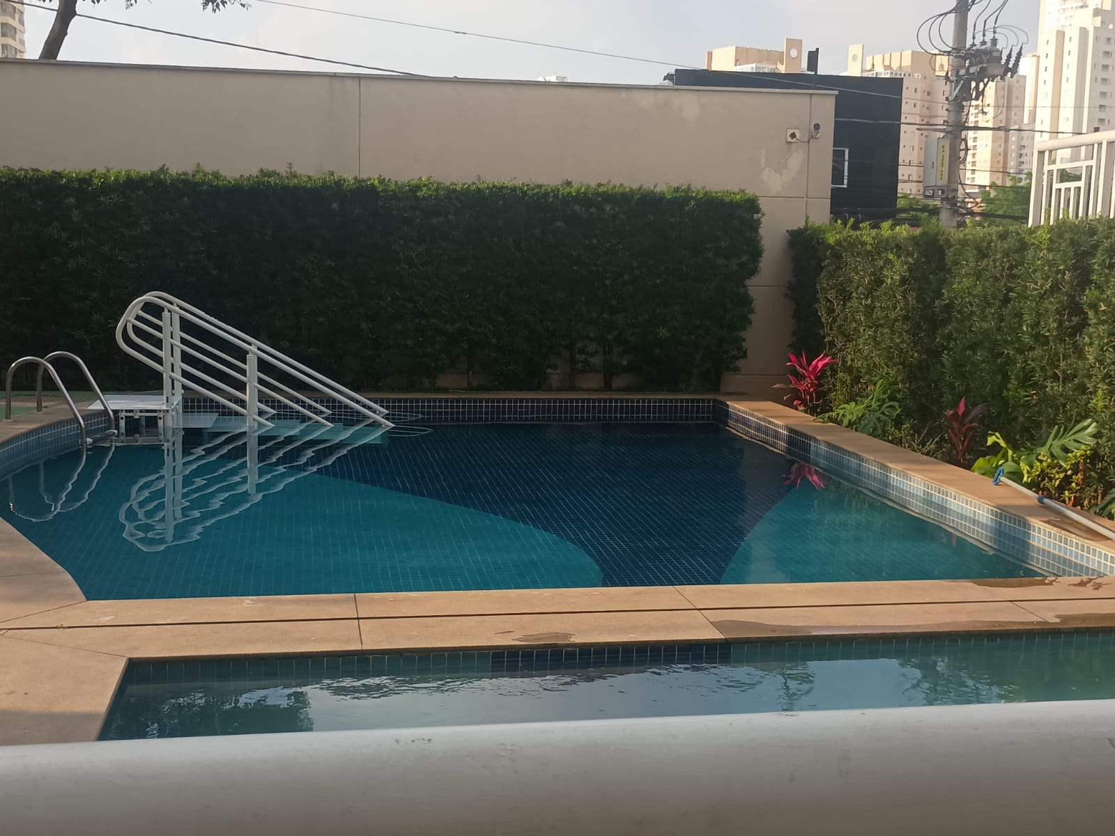 Piscina com escada de acesso e corrimãos para pessoas com mobilidade reduzida